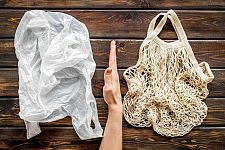 Plastica, meno riciclo e più riuso: perché il regolamento UE sugli imballaggi è necessario