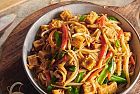 Noodles saltati in padella con tofu: Chow Mein vegetariano