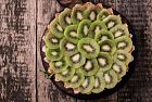 Torta vegana al kiwi con crema al latte vegetale e cacao