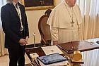 Nikas Safronov ha regalato al Papa il quadro che ha viaggiato in orbita terrestre