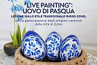 Artigiani dell’Unione Gzhel dipingono l’uovo di Pasqua nello stile tradizionale russo