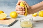 5 motivi per cui dovresti bere acqua e limone ogni giorno