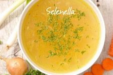 Ingredienti e spezie per un brodo vegetale sano e gustoso