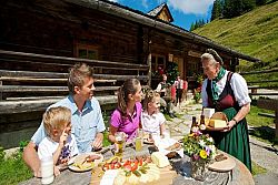 Estate alla malga-vacanze in montagna tra baite e rifugi