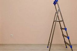 Perché porta sfortuna passare sotto a una scala aperta?