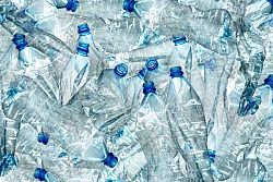 L’acqua in bottiglia ha un impatto enorme e crescente sulla salute umana e del Pianeta