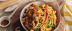 Noodles saltati in padella con tofu: Chow Mein vegetariano