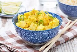 Spezzatino di cavolfiore, patate e tofu al curry: un secondo piatto vegano