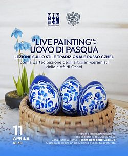 Artigiani dell’Unione Gzhel dipingono l’uovo di Pasqua nello stile tradizionale russo