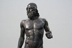 Storia, Ipotesi e ricerche sui Bronzi di Riace
