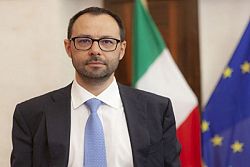 Pnrr, il ministro Stefano Patuanelli firma il Decreto che istituisce i contratti per la lo