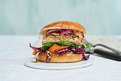 Burger di tofu con Teriyaki Cole Slaw e dressing Sriracha