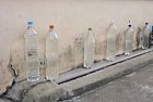 Bottiglie d’acqua fuori dalla porta: qual è il motivo, tra realtà e leggenda?